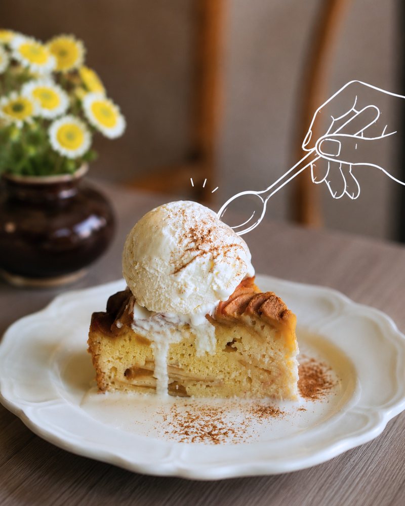 Apple rosette cake with gelato
