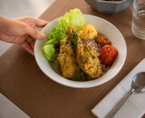 Ayam Masak Lemak lunch plate